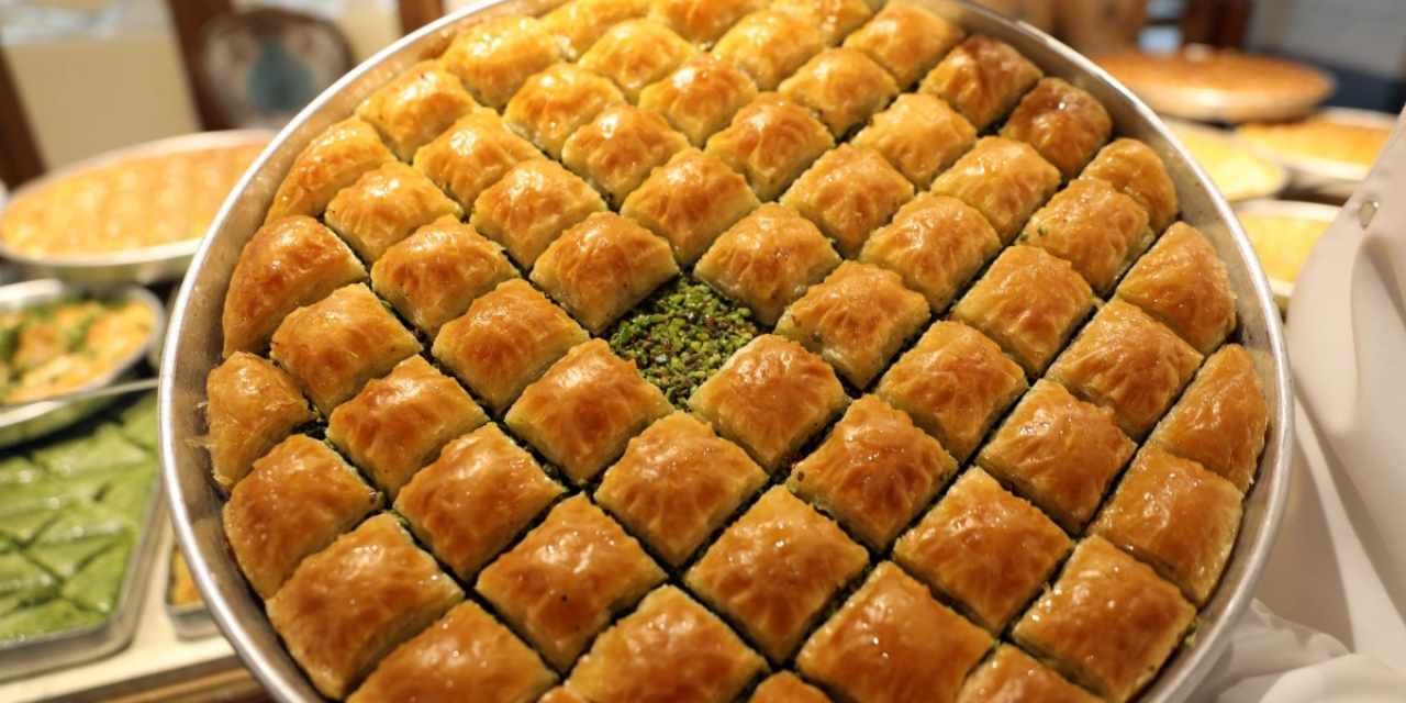 EYT'li ilk maaşıyla yatırım  yapabilecek mi yoksa baklava almayı mı tercih edecek?