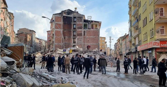 Malatya'da ağır hasarlı bina çöktü! Enkazda arama kurtarma çalışmaları başlatıldı