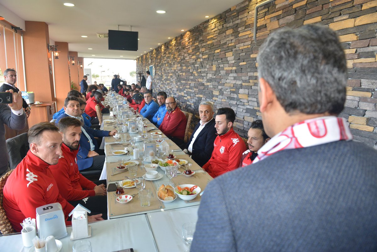 SAMSUN VALİSİNDEN FUTBOLCULARA ANLAMLI KONUŞMA