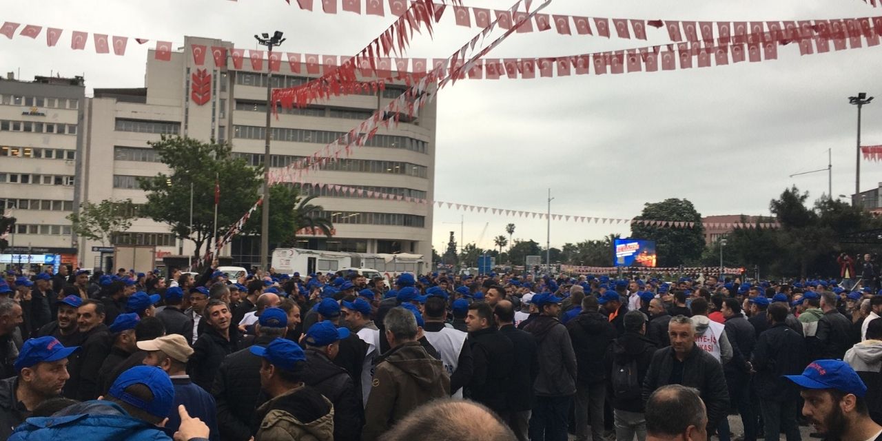 Samsun'da Belediye işçilerinden zam çağrısı! Yüzlerce işçi Cumhuriyet Meydanı'nda toplandı