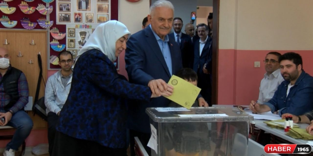 Binali Yıldırım'dan kabinden geç çıkan eşine esprili itham