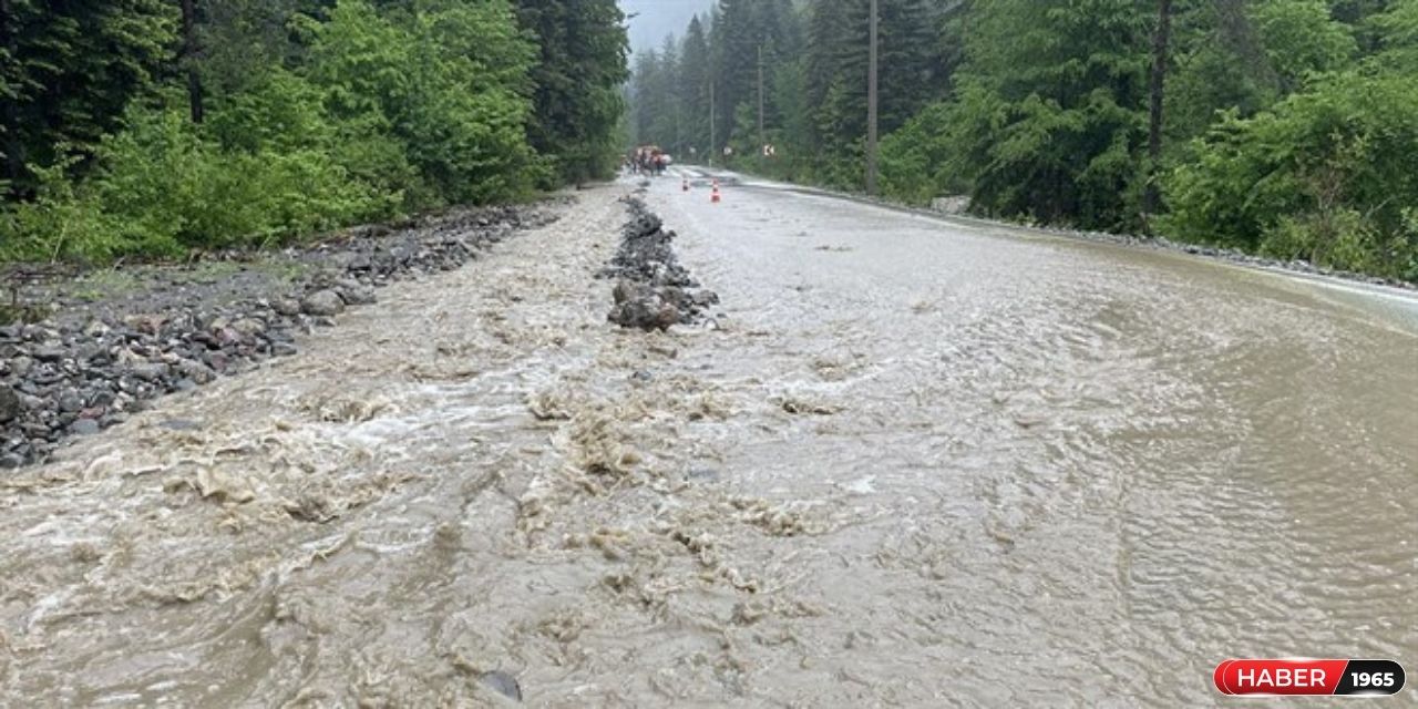 Sağanak yağışlar etkisini göstermeye devam ediyor! Bolu-Abant kara yolu göçtü