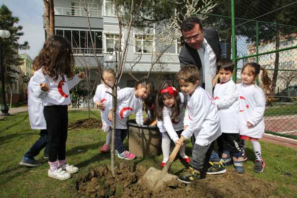 Atakum’da parklara meyve ağacı dikildi