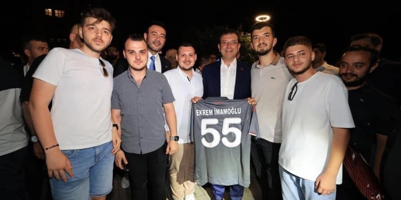 İmamoğlu'na, 55 numaralı Samsunspor forması hediye edildi