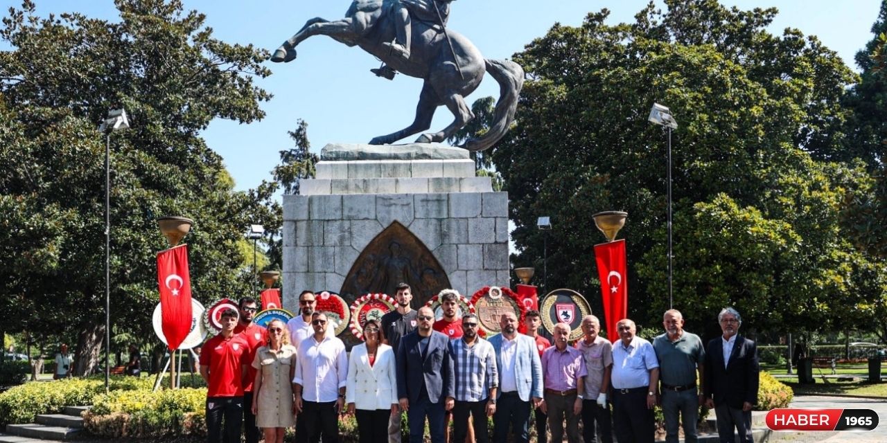 Atatürk Anıtı'na Samsunspor çelenk bıraktı!