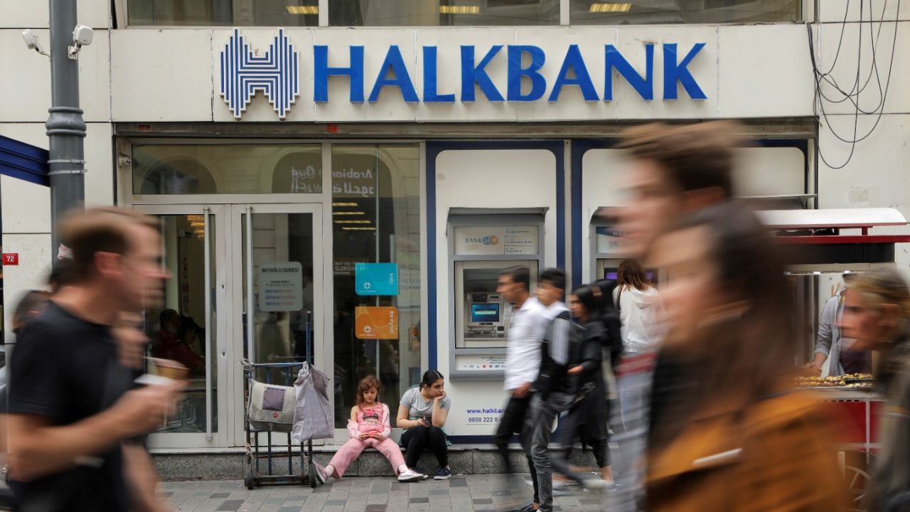 Maaşı 11.402 TL ve üzeri olanlara kredi desteği! Halkbank 50.000 TL'yi trink ödüyor