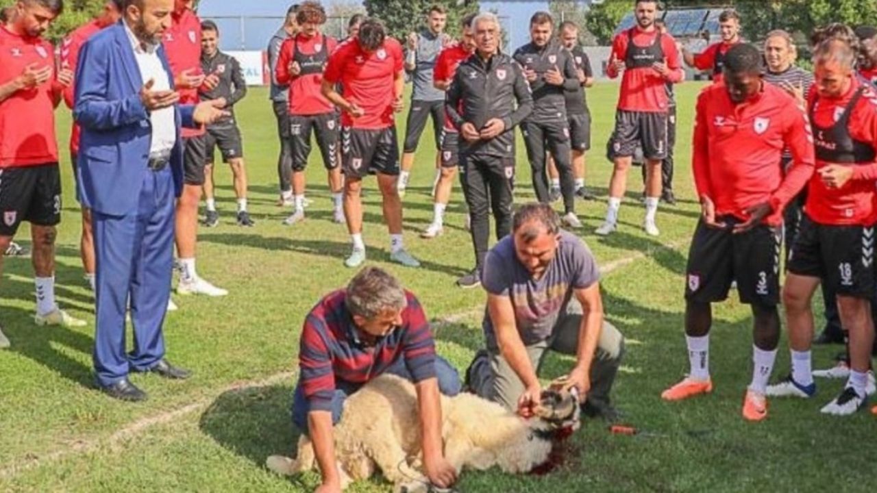 Samsunspor ekibi Nuri Asan Tesisleri'nde dualar eşliğinde kurban kesti!