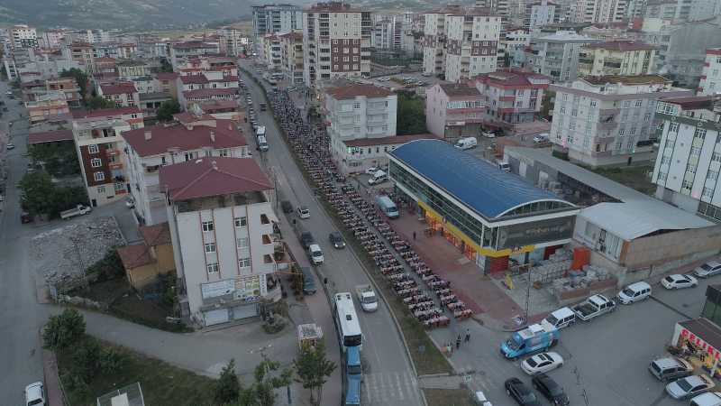 750 METRE UZUNLUĞUNDA DEV İFTAR SOFRASI