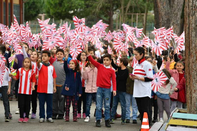 Başkan Zihni Şahin'e minik öğrencilerden sevgi seli