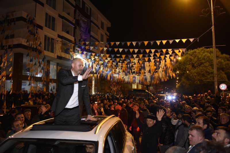 Gençlerden Başkan Togar’a konvoylu destek