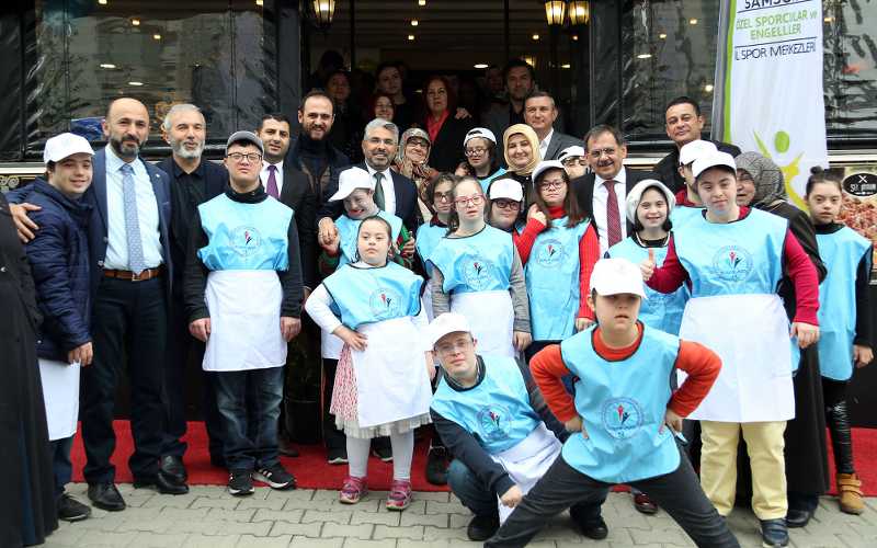 Demir, melek yüzlü çocuklarla pizza yaptı