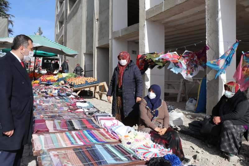 Başkan Sarıcaoğlu, halk pazarını gezdi