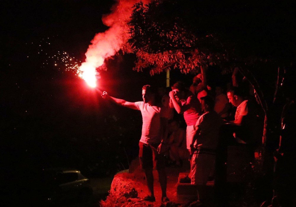 Taraftarlar, Yangınla Selfie Yaptı