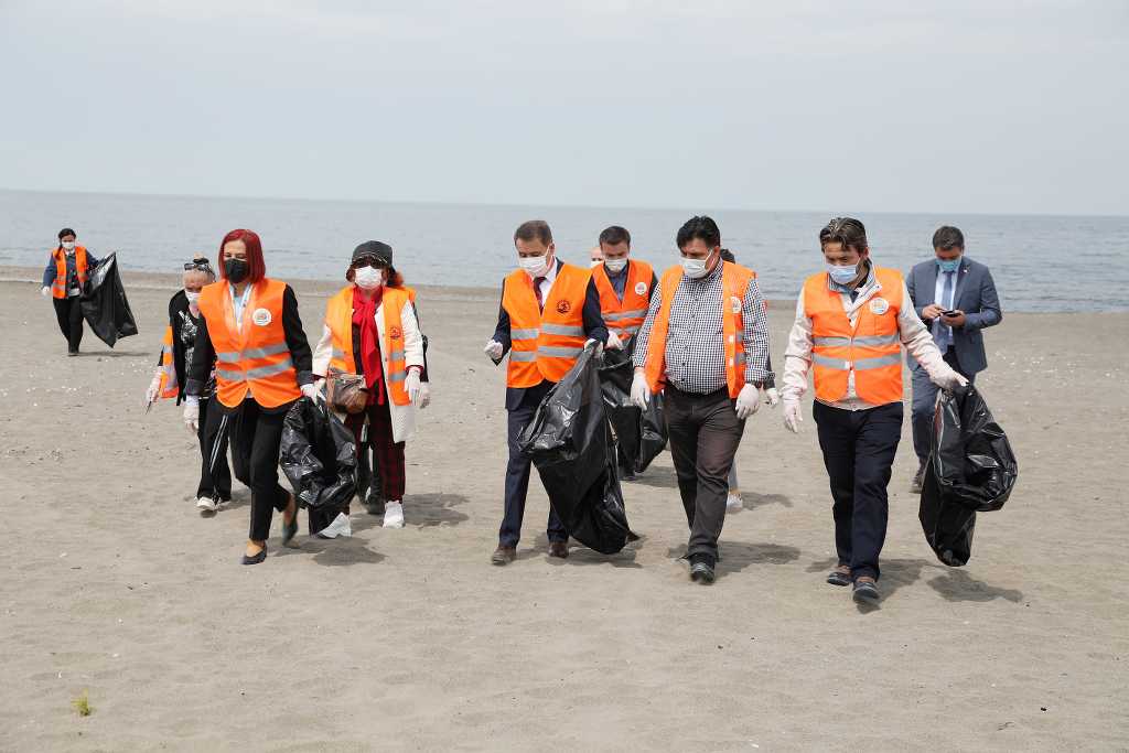 Başkan Deveci ile gönüllülerden  sahil temizliği