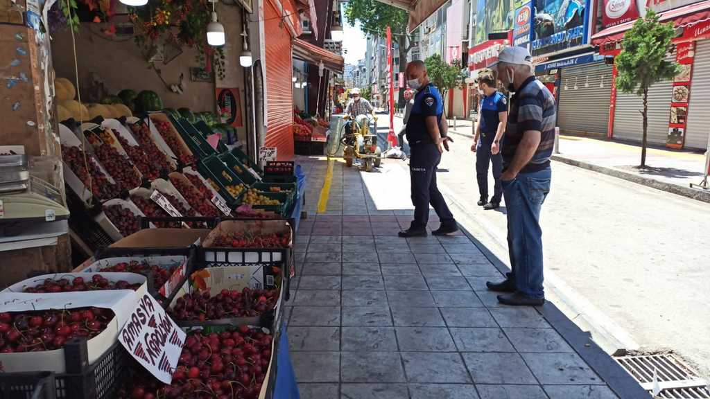 İLKADIM’DAN KALDIRIM İŞGALİNE ÇİZGİLİ ÖNLEM