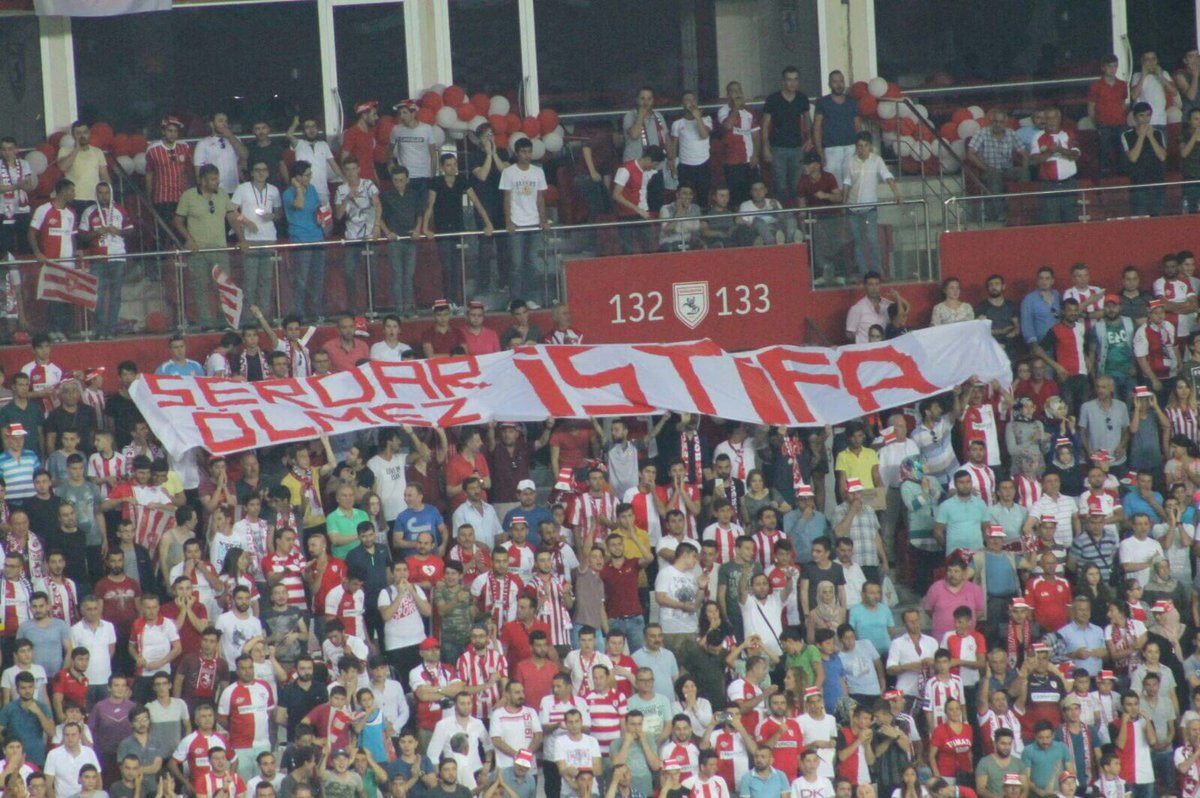 SAMSUNSPOR TRİBÜNLERİNDE İSTİFA PANKARTI