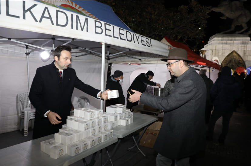 İLKADIM BELEDİYESİ 13 NOKTADA 6 BİN KANDİL SİMİDİNİ VATANDAŞLARA DAĞITTI