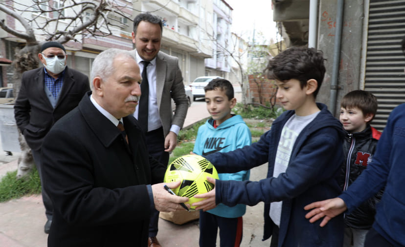 FUTBOL TOPUNU ALAN ÇOCUKLAR HALI SAHA SÖZÜNÜDE BAŞKAN’DAN KAPTI