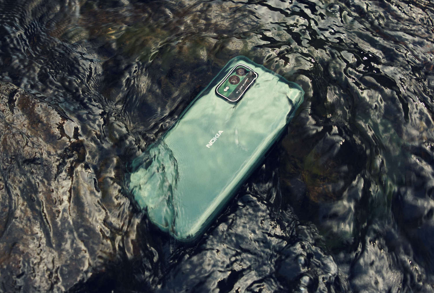 nokia-xr21-green-back-water.jpg