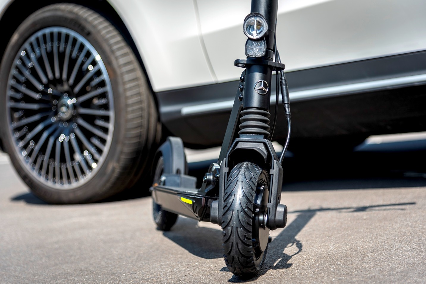 mercedes-benz-eq-e-scooter-rolls-out-with-25-kilometer-range-3.jpg