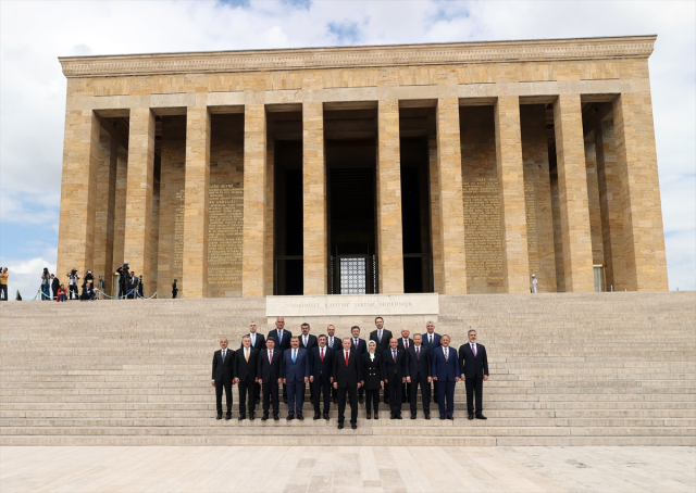 cumhurbaskani-erdogan-ve-yeni-kabine-uyeleri-16003729-5337-m.jpg