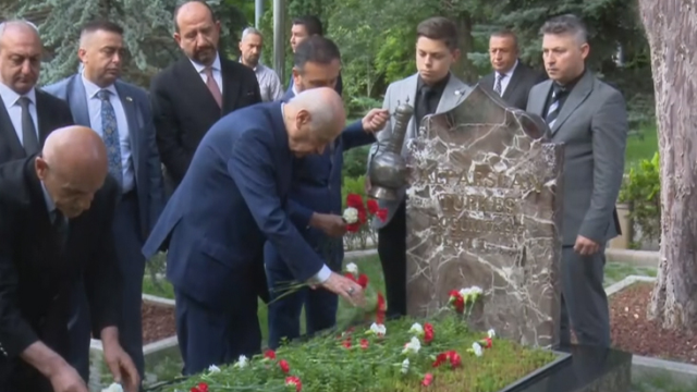 devlet-bahceli-alparslan-turkes-in-mezarini-16071849-4110-m.jpg