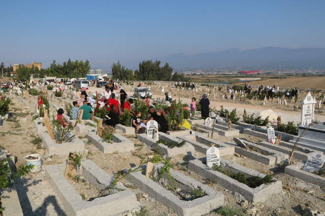 hatay-da-deprem-mezarligina-bayram-ziyareti-16071919-6323-m.jpg