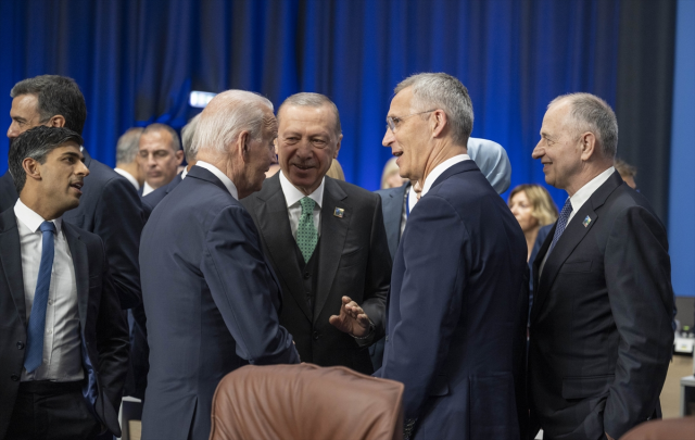 nato-zirvesi-oncesinde-gulumseten-anlar-erdogan-16109390-5401-m.jpg