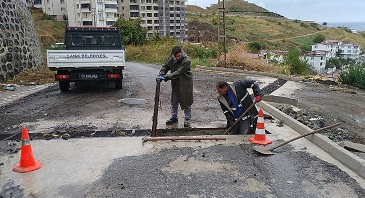 Canik Belediyesi ekipleri, sağanak yağışlara karşı teyakkuza geçti